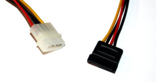 4-pin Molex (5,25") zu SATA-Power Adapterkabel (extralang 0,54 m)