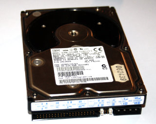 18,0 GB IDE-Festplatte 3,5" ATA-66  IBM DJNA-371800  7200 U/min, 2 MB Cache